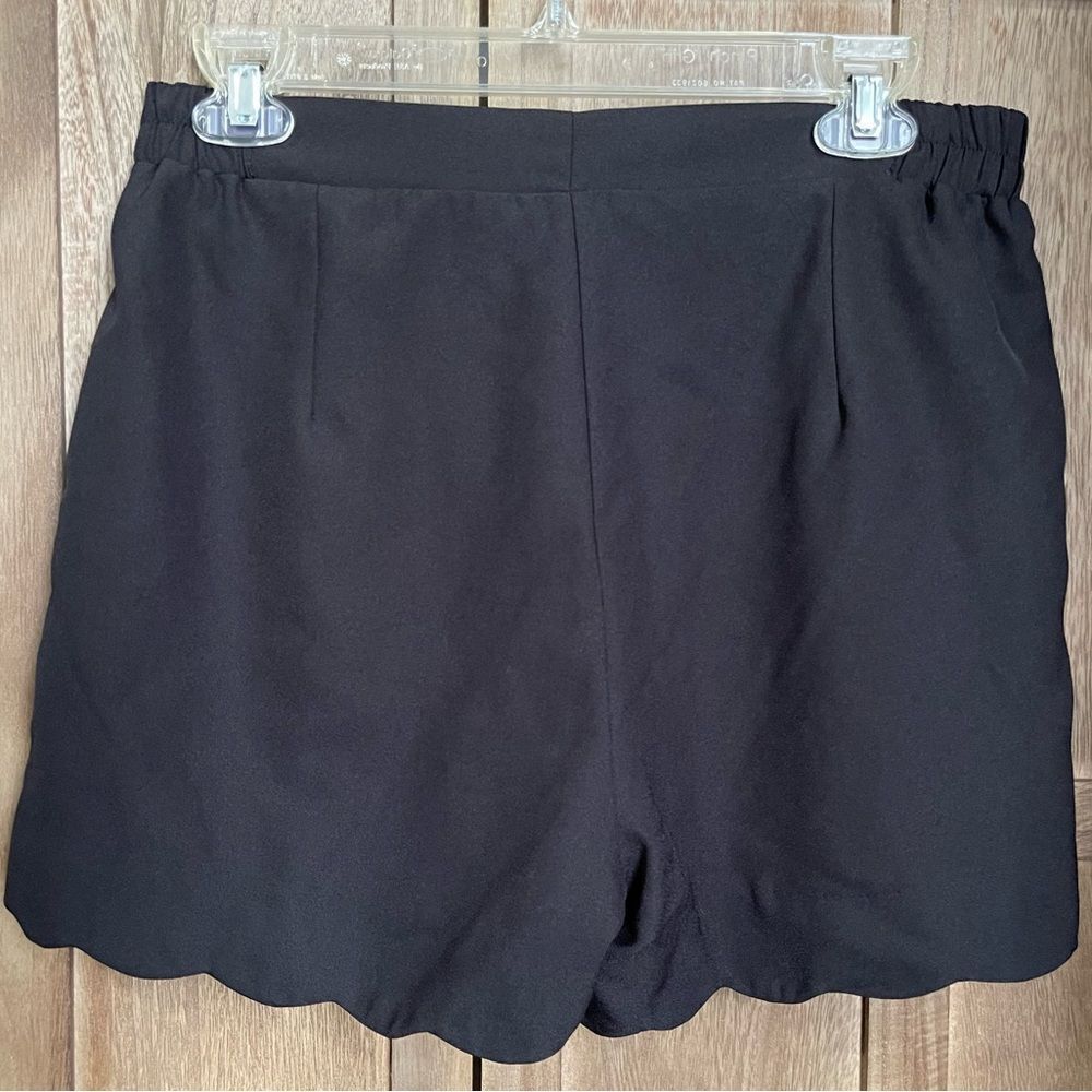 Lady’s World Black Scalloped Edge Short.
